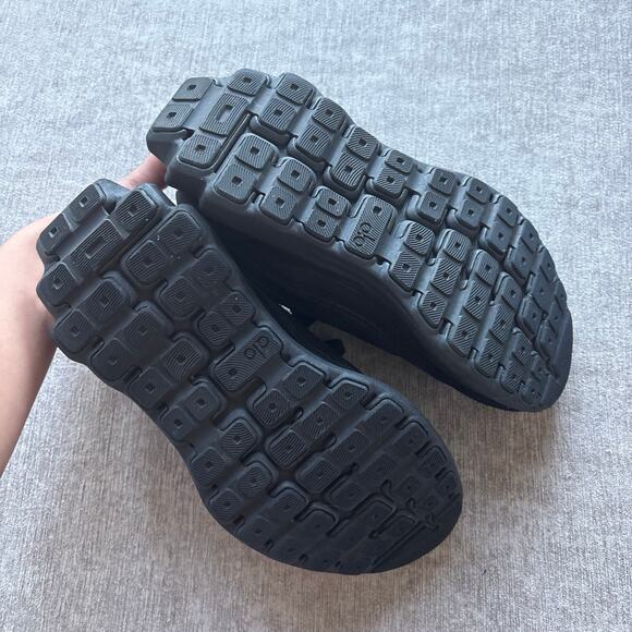 Alo Runner Shoes in Black - Picture 4 of 5